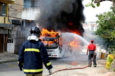 Salvador, Bahia / Brezilya - 23 Ocak 2015: Salvador kentindeki bir toplu taşıma otobüsünde yangın söndüren itfaiye görevlisi.