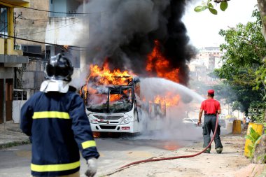 Salvador, Bahia / Brezilya - 23 Ocak 2015: Salvador kentindeki bir toplu taşıma otobüsünde yangın söndüren itfaiye görevlisi.