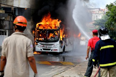 Salvador, Bahia / Brezilya - 23 Ocak 2015: Salvador kentindeki bir toplu taşıma otobüsünde yangın söndüren itfaiye görevlisi.