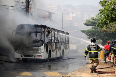 Salvador, Bahia / Brezilya - 23 Ocak 2015: Salvador kentindeki bir toplu taşıma otobüsünde yangın söndüren itfaiye görevlisi.