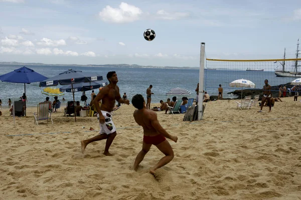 Salvador, Bahia / Brezilya - 26 Ekim 2014: Salvador şehrindeki Porto da Barra plajında insanlar futbol antrenmanı yaparken görülüyor..