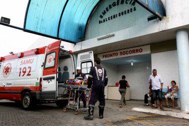 Itabuna, Bahia / Brezilya - 24 Ağustos 2011: Mobil Acil Yardım Servisi üyesi - Samu 192 - bir hastayı Itabuna kentindeki Üs Hastanesi 'ne nakletti..