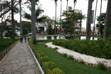 Vitoria da fetih, Bahia / Brezilya - 28 Ekim 2011: Vitoria da Conquista kentindeki Tancredo Neves Meydanı 'ndaki ağaçların ve bahçelerin manzarası.