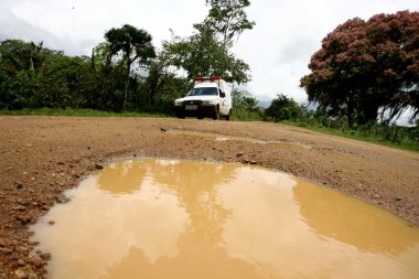 Itabuna, Bahia / Brezilya - 22 Kasım 2011: Güney Bahia 'daki Itabuna belediyesinde Itamaraca ilçesine giden toprak bir yolda çamur ve burko görüldü.