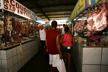 itabuna, bahia / brrazil - 26 Kasım 2011: Bolvina ve domuz eti, Itabuna kentindeki Sao Caetano panayırında soğutma olmadan tezgahlarda asılı olarak görülüyor.