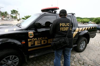Itabuna, Bahia / Brezilya - 13 Aralık 2011: Brezilya Federal Polisi ajanları Bahia 'nın güneyindeki Itabuna şehrinde zimmete para geçirme soruşturması sırasında görüldü..