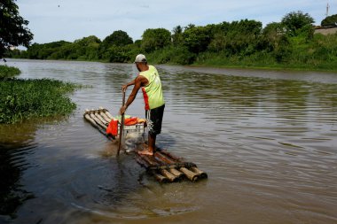 itabuna, bahia / brrazil - 20 Aralık 2011: balıkçı güney Bahia 'nın Itabuna kentindeki Cachoeira nehrinin sularında bir salda görüldü..
