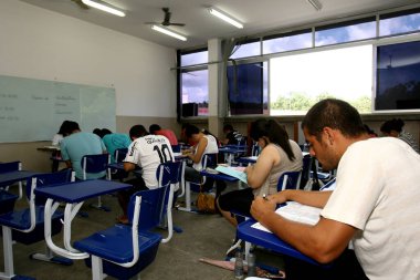 İlheus, Bahia / Brezilya - 10 Ocak 2012: öğrenciler Bahia 'nın güneyindeki Ilheus şehrindeki Santa Cruz Devlet Üniversitesi' nde (Uesc) giriş sınavlarında görülürler..