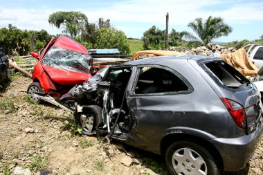 Itabuna, Bahia / Brezilya - 26 Ocak 2012: Itabuna şehrinde BR 101 karayolu üzerindeki Federal Otoyol Polisi 'nin depozitosunda ölümle ilgili bir kazaya karışan araçlar görülüyor..