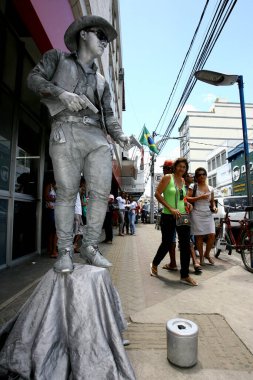 Itabuna, Bahia / Brezilya - 6 Mart 2012: Güney Bahia 'daki Itabuna şehrinde sokak sanatçısı canlı heykel sergiledi..