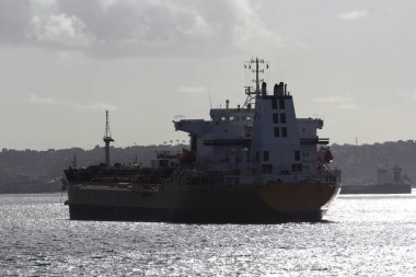 Salvador, Bahia / Brezilya - 3 Kasım 2014: Salvador şehrindeki Baia de Todos os Santos sularında tanker görüldü..