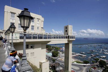 Salvador, Bahia / Brezilya - 23 Mayıs 2015: Salvador Tarih Merkezi 'ndeki Lacerda Asansörü. Ekipmanlar üst ve alt şehri birbirine bağlıyor..