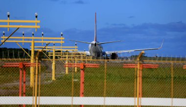 Salvador, Bahia / Brezilya - 3 Eylül 2016: Gol 737-800 Boeing from Gol Company, Salvador havaalanı pistinde kalkış sırasında görüldü.