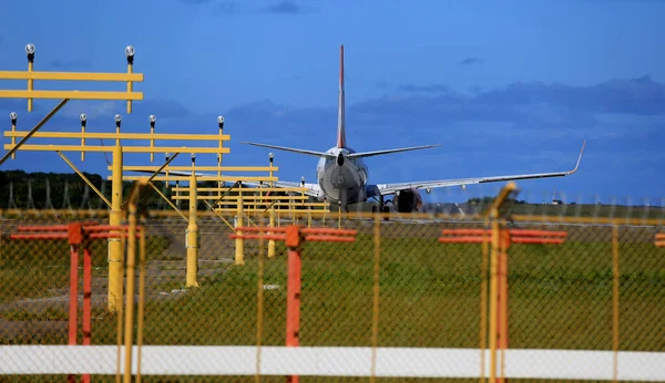 2016年9月3日 在萨尔瓦多市机场跑道的起飞过程中 可看到Gol公司的737 800号政府飞机 — 图库照片