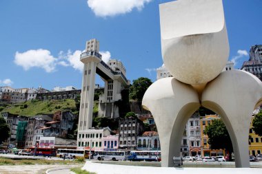 Salvador, Bahia / Brezilya - 21 Mart 2013: Mario Cravo 'nun Comercio mahallesindeki heykeli ve arka planda Salvador kentindeki Lacerda Asansörü.