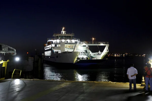 Salvador Bahia Brasilien Oktober 2014 Passagiere Steigen Von Der Fähre — Stockfoto