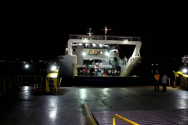 Salvador Bahia Brasil Octubre 2014 Pasajeros Desembarcan Del Ferry Dorival — Foto de Stock