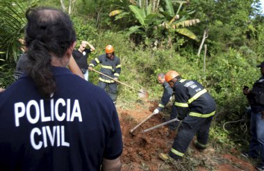 Salvador, Bahia / Brezilya - 24 Ağustos 2015: Sivil polis müfettişleri Salvador şehrindeki çalılık alanda öldürülen birini araştırıyor..