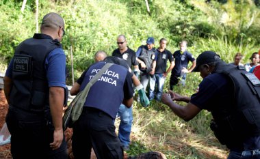 Salvador, Bahia / Brezilya - 24 Ağustos 2015: Sivil polis müfettişleri Salvador şehrindeki çalılık alanda öldürülen birini araştırıyor..