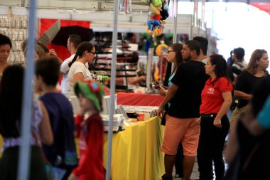 Salvador, Bahia / Brezilya - 27 Ağustos 2016: Salvador 'daki Parque de Exposicoes' da Japon kültür partisinde insanlar mağazada görüldü..