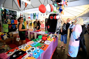 Salvador, Bahia / Brezilya - 27 Ağustos 2016: Salvador 'daki Parque de Exposicoes' da Japon kültür partisinde insanlar mağazada görüldü..