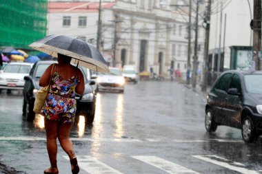 Salvador, Bahia / Brezilya - 26 Ağustos 2016: Salvador şehrinde insanlar yağmur sırasında şemsiye kullanırken görülüyor. 