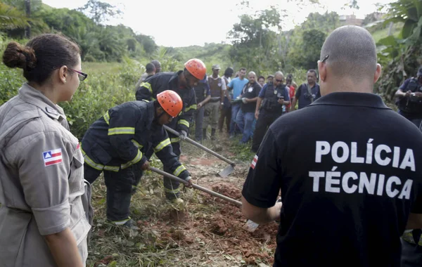 Salvador, Bahia / Brezilya - 24 Ağustos 2015: Sivil polis müfettişleri Salvador şehrindeki çalılık alanda öldürülen birini araştırıyor..