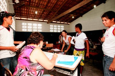 Santa Cruz Cabralia, Bahia / Brezilya - 5 Nisan 2010: Devlet okulu öğrencileri Santa Cruz Cabralia belediyesindeki sınıfta görüldü.