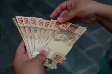 Salvador, Bahia / Brezilya - 25 Şubat 2015: Salvador şehrinde elli reais (R 50 $) 'lık banknot