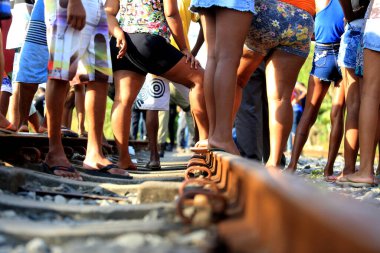 Salvador, Bahia / Brezilya - 23 Kasım 2015: Sivil polis müfettişleri Salvador 'daki banliyö tren hattı yakınlarında öldürülen kişiyi araştırıyor..