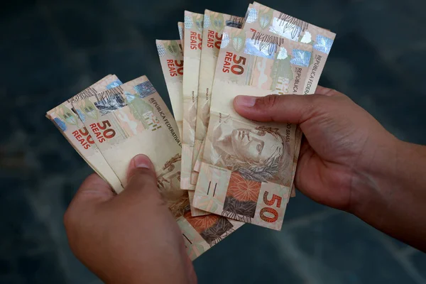 Salvador Bahia Brasil Febrero 2015 Manos Con Billetes Cincuenta Reales — Foto de Stock