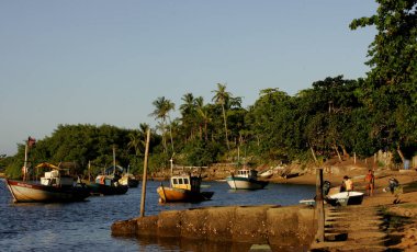 Porto seguro, Bahia / Brezilya - 26 Şubat 2011: Güney Bahia 'daki Porto Seguro şehrinin Rio Caraiva bölgesinde tekneler görülmektedir..