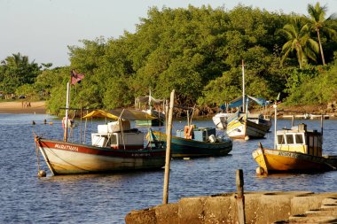 Porto seguro, Bahia / Brezilya - 26 Şubat 2011: Güney Bahia 'daki Porto Seguro şehrinin Rio Caraiva bölgesinde tekneler görülmektedir..