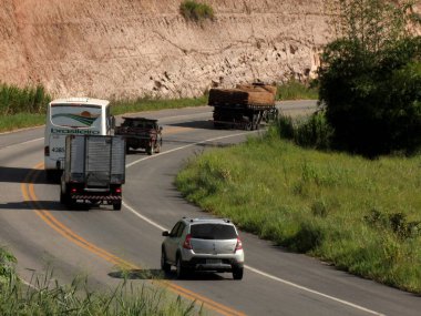Eunapolis, Bahia / Brezilya - 5 Nisan 2011: Güney Bahia 'daki Eunpolis belediyesinde BR 101 karayolunda araçlar görüldü..