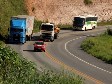 Eunapolis, Bahia / Brezilya - 5 Nisan 2011: Güney Bahia 'daki Eunpolis belediyesinde BR 101 karayolunda araçlar görüldü..