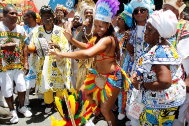 Salvador, Bahia / Brezilya - 10 Şubat 2013: Salvador şehrinde düzenlenen karnaval gösterisi sırasında karnaval komandoları üyeleri Pelo 'yu görüyorlar..
