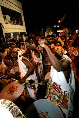 Salvador, Bahia / Brezilya - 9 Şubat 2013: Salvador 'daki karnaval gösterisi sırasında İle Aiye karnaval bloğu üyeleri.