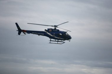 Porto seguro, Bahia / Brezilya - 20 Haziran 2011: Bahia askeri polisinden helikopter modeli Esquilo AS350, Porto Seguro şehrinde uçuş sırasında görüldü..