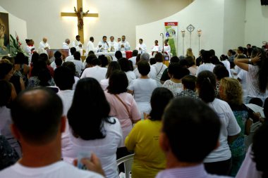 Salvador, Bahia / Brezilya - 12 Ekim 2014: Salvador şehrindeki bir katolik kilisesinde insanlar ayin sırasında görüldü..
