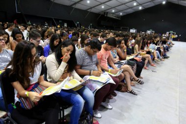 Salvador, Bahia / Brezilya - 23 Ağustos 2014: öğrenciler Salvador şehrinde düzenlenen ulusal lise sınavına hazırlık sınıfında - enem - görülür..