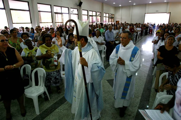 Salvador Bahia Brazil October 2014年10月12日 在萨尔瓦多市的一个天主教教堂里 人们在弥撒时被看见 — 图库照片
