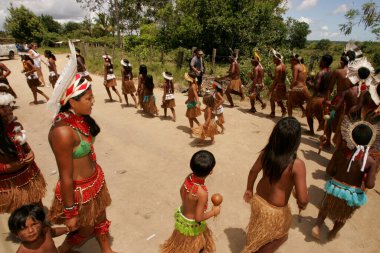 Porto seguro, Bahia / Brezilya - 20 Aralık 2010: Pataxo yerlileri Güney Bahia 'daki Porto Seguro kentinin kırsal kesimindeki bir köyde düzenlenen bir protesto sırasında görüldü.
