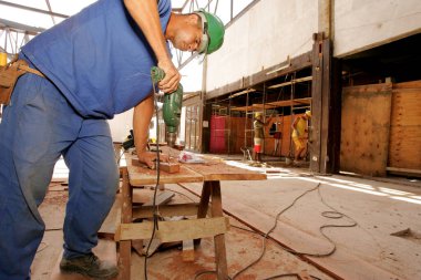 Porto seguro, Bahia / Brezilya - 10 Kasım 2010: Güney Bahia 'daki Porto Seguro kentindeki havaalanının yenilenmesi üzerinde çalışan inşaat işçileri görülüyor..