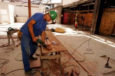 Porto seguro, Bahia / Brezilya - 10 Kasım 2010: Güney Bahia 'daki Porto Seguro kentindeki havaalanının yenilenmesi üzerinde çalışan inşaat işçileri görülüyor..