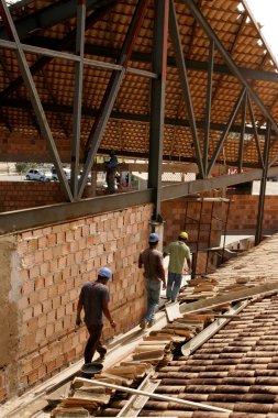 Porto seguro, Bahia / Brezilya - 10 Kasım 2010: Güney Bahia 'daki Porto Seguro kentindeki havaalanının yenilenmesi üzerinde çalışan inşaat işçileri görülüyor..