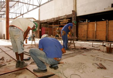 Porto seguro, Bahia / Brezilya - 10 Kasım 2010: Güney Bahia 'daki Porto Seguro kentindeki havaalanının yenilenmesi üzerinde çalışan inşaat işçileri görülüyor..
