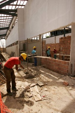 Porto seguro, Bahia / Brezilya - 10 Kasım 2010: Güney Bahia 'daki Porto Seguro kentindeki havaalanının yenilenmesi üzerinde çalışan inşaat işçileri görülüyor..