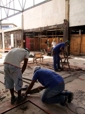 Porto seguro, Bahia / Brezilya - 10 Kasım 2010: Güney Bahia 'daki Porto Seguro kentindeki havaalanının yenilenmesi üzerinde çalışan inşaat işçileri görülüyor..