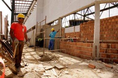 Porto seguro, Bahia / Brezilya - 10 Kasım 2010: Güney Bahia 'daki Porto Seguro kentindeki havaalanının yenilenmesi üzerinde çalışan inşaat işçileri görülüyor..
