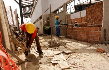 Porto seguro, Bahia / Brezilya - 10 Kasım 2010: Güney Bahia 'daki Porto Seguro kentindeki havaalanının yenilenmesi üzerinde çalışan inşaat işçileri görülüyor..